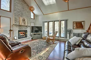 Poconos Vacation Rental w/ Pool Access & Hot Tub! - Intérieur
