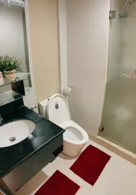 Spacious 1 BR Unit in AppleOne Ayala - Bathroom