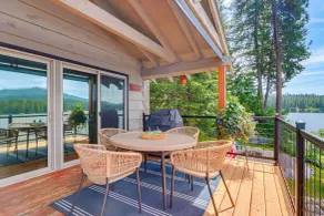 Private Dock, Deck & Yard: Luxe Sacheen Lake Home - Innvendig