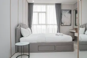 Modern and Comfort Stay 2BR at Ciputra International Apartment By Travelio - Værelse