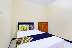 SPOT ON 93007 Guest House Lestari - Room