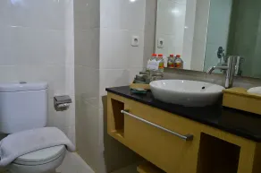 Hotel Santika Makassar - Baño