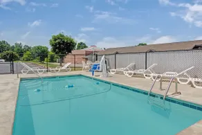 Super 8 by Wyndham Shelby - Piscine