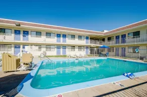 Motel 6 Thornton - Piscine