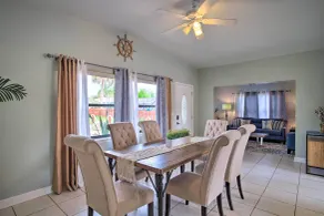Cozy Melbourne Home w/ Deck & Pool: 5 Mi to Beach! - Interiør