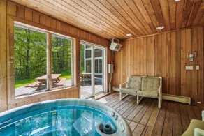 Das spektakuläre Sunburst Home bietet Platz für 25 Personen und verfügt über einen Innen- und einen Außenwhirlpool.  Perfekt für Familientreffen und Kurzurlaube. - Pool
