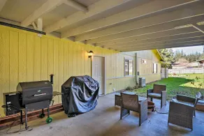 Coastal Retreat Near Redwoods & 2 Miles to Beach! - Interior