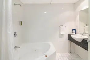 Boulevard on Beaumont - Bathroom