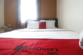RedDoorz Plus near Universitas Negeri Makassar - Habitación