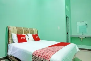 RedDoorz at Orien Guesthouse Pematang Siantar - Chambre