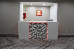 Westbridge Inn & Suites - Resepsjon