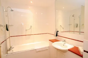 PREMIER SUITES Bristol Redcliffe - Bathroom