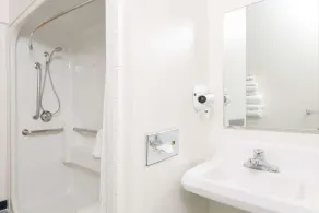 Baymont Inn & Suites by Wyndham Anchorage Airport - Salle de bain