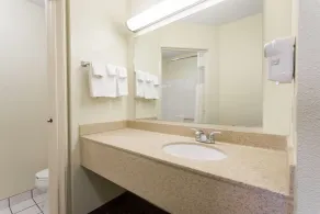 Days Inn & Suites by Wyndham Bloomington/Normal IL - Salle de bain