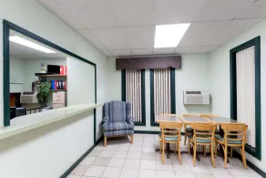 Super 8 by Wyndham Raton - Hall