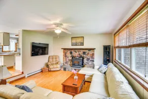 6 Mi to Beach: Family Home in Little Compton! - Innvendig