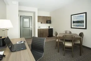 Wingate by Wyndham Calgary Airport - Chambre