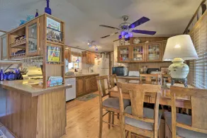 Quaint Chincoteague Island Hideaway w/ 2 Porches! - Interiør