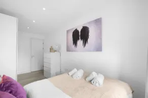 Modern 3 Bedroom, 2 Bathroom Home in Edgware - Room
