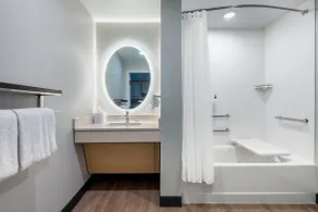 TownePlace Suites by Marriott Brunswick - Bathroom