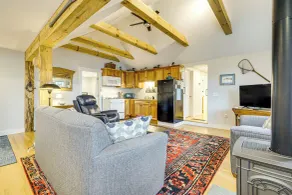 Ski & Hike! New London Cottage w/ Beach Access - Intérieur