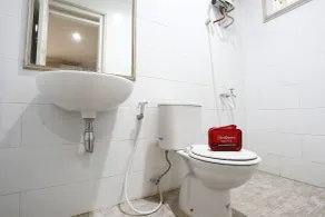 RedDoorz Plus near Adisucipto Airport 2 - Baño