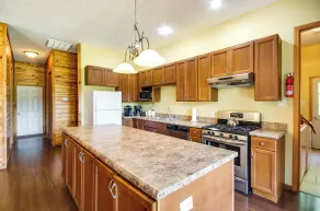 Cozy Summit Cabin w/ Hiking Trails & Fishing Pond! - Interiør