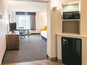 La Quinta Inn & Suites by Wyndham Fort Worth City View - Room