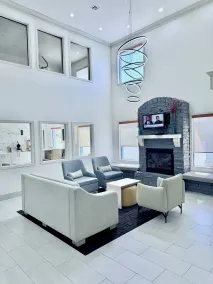 Baymont Inn & suites by Wyndham Ardmore I-35 - Sittområde i lobbyn