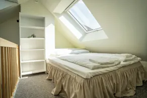 Vibrant apartment on bustling street, above a restaurant - Perfect for tourists, - Room
