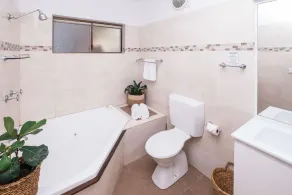 Mollymook Seascape Motel and Apartments - Bathroom