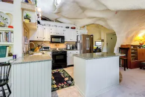 < 6 Mi to Arlington: 'whimsical Stone Abode!' - Innvendig