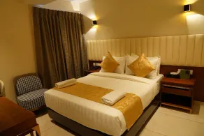 The Kings Park Grand-Near US Consulate - Room