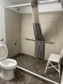 Regal 8 Inn & Suites - Badezimmer