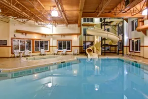 Ramada by Wyndham Ponoka - Piscina