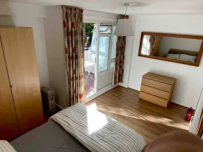 Beautiful Central duplex Flat, 2 Bedroom & Balconies, excellent transport links to Landmarks - Camera