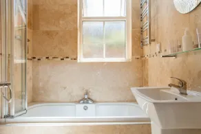 Bootham Apartment 32 - Free Parking - Five minute walk to York Minster - Bathroom