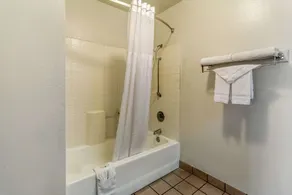 Quality Inn Fresno Near University - Bathroom