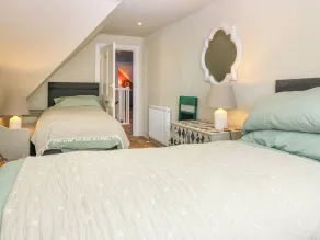 1A Carmelite Street - Room