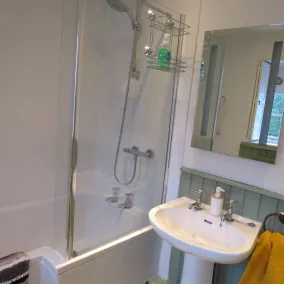 Frog Palace - Secure Parking-Outside Area-Topsham-Exeter-Beach-Chiefs-WiFi - Bathroom