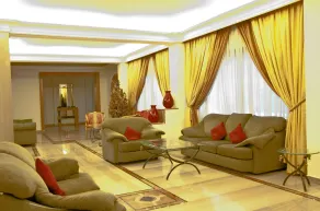 White House Apartments - Lobby sitting area
