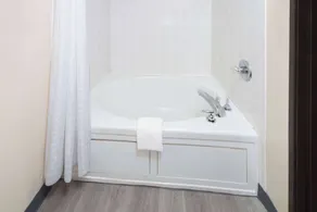 Super 8 by Wyndham McHenry Fox Lake Area - Salle de bain