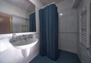 Hotel Akord - Free Parking & Metro Access - Bathroom