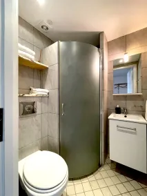 Kirsebærkroen - The Inn Between - Bathroom