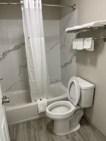 Days Inn by Wyndham Lake Charles - Salle de bain