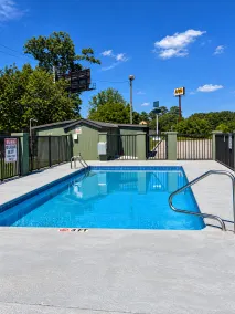 Americas Best Inn - Savannah I-95 - Pool