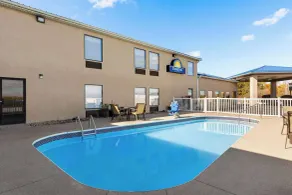 Days Inn by Wyndham Hillsboro - Basseng