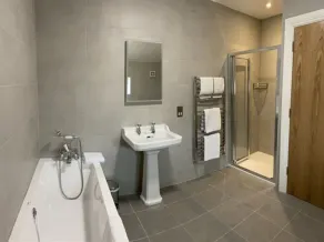 Corralea Court - Baño