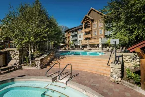 Legends Whistler, by Lodging Ovations - Piscine