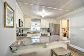 Charming House w/ Patio, 3 1/2 Mi to Beach! - Eigene Küche